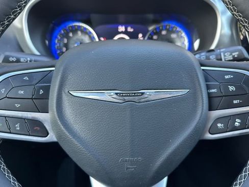 Used 2025 Chrysler Pacifica Select image 24