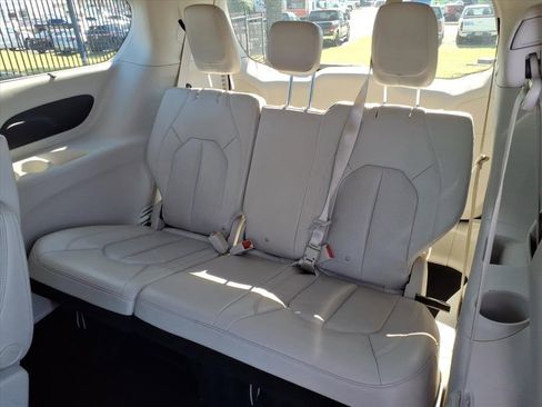 Used 2021 Chrysler Pacifica Touring-L image 22