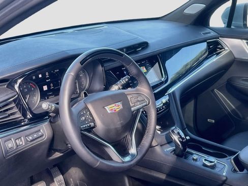 Used 2025 Cadillac XT6 Premium Luxury w/ Technology Package AWD/4WD image 9