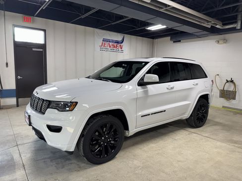 Used 2022 Jeep Grand Cherokee Laredo X image 1