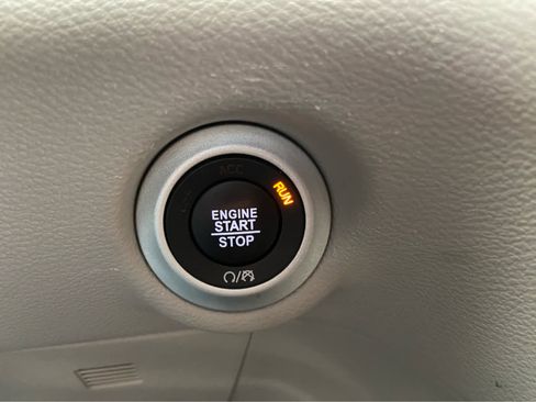 Used 2024 Chrysler Pacifica Touring-L image 37