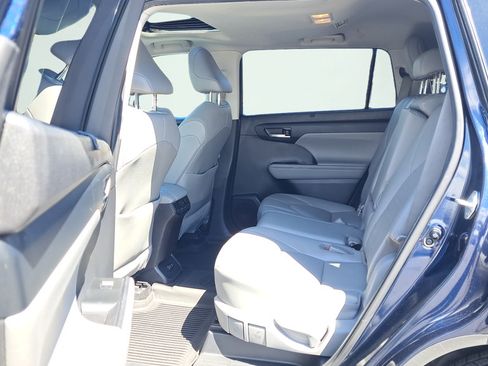 Used 2021 Toyota Highlander XLE AWD/4WD image 12