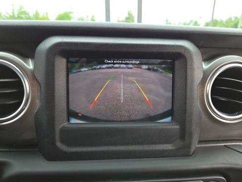 Used 2018 Jeep Wrangler Unlimited Sahara w/ Dual Top Group AWD/4WD image 11