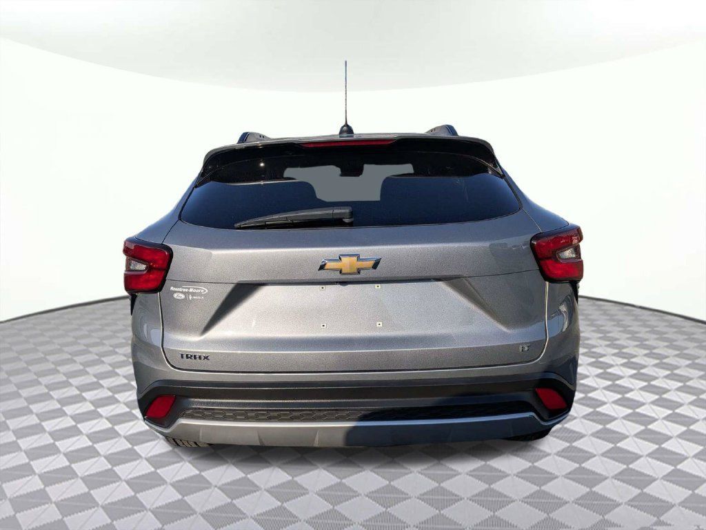 Used 2025 Chevrolet Trax LT FWD image 4