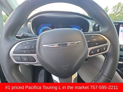Used 2023 Chrysler Pacifica Touring-L FWD image 16