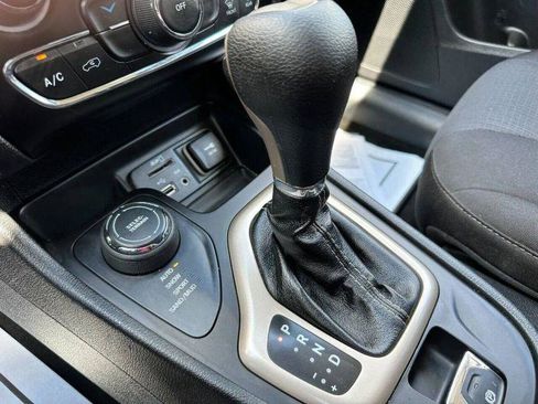 Used 2015 Jeep Cherokee Latitude w/ Cold Weather Group AWD/4WD image 21