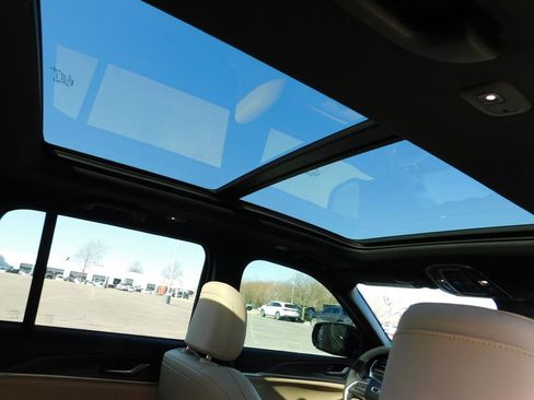 Used 2023 Jeep Grand Cherokee Limited image 6