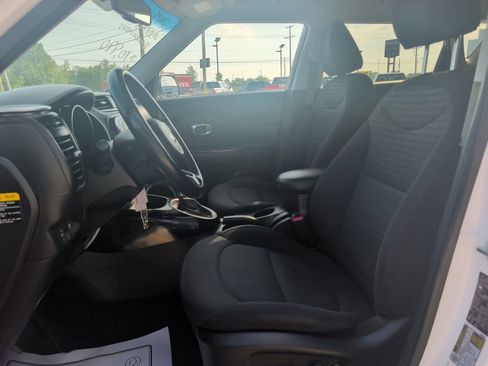 Used 2015 Kia Soul ! FWD image 8