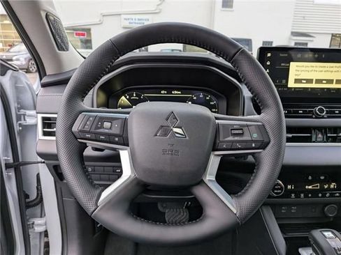 New 2026 Mitsubishi Outlander SE AWD/4WD image 17