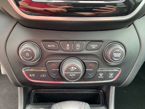 Used 2019 Jeep Cherokee Limited AWD/4WD image 27