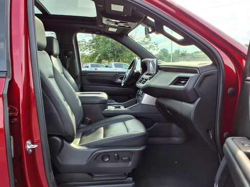 Used 2022 Chevrolet Tahoe Z71 w/ Luxury Package AWD/4WD image 28