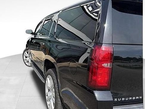 Used 2018 Chevrolet Suburban Premier AWD/4WD image 28