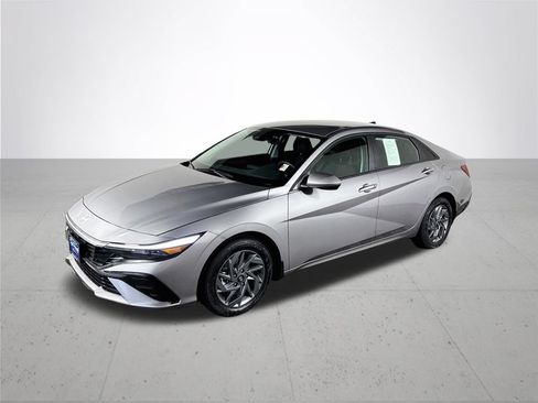 Used 2025 Hyundai Elantra Hybrid FWD image 2