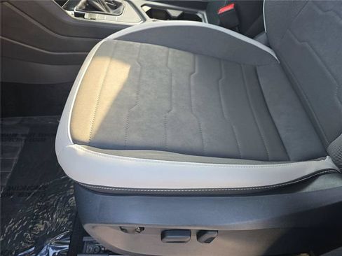 Used 2025 Volkswagen Taos SE FWD image 15