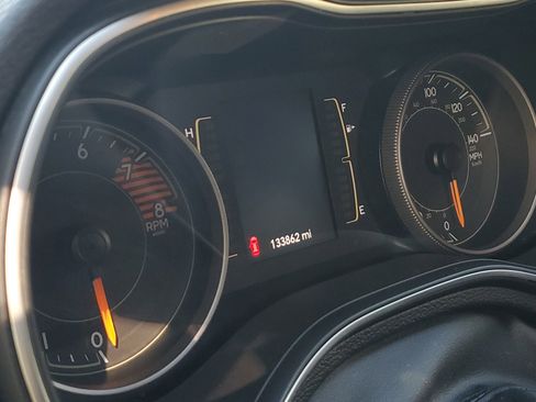 Used 2019 Jeep Cherokee Latitude w/ Cold Weather Group image 10