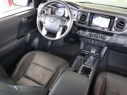 Used 2018 Toyota Tacoma TRD Sport image 15
