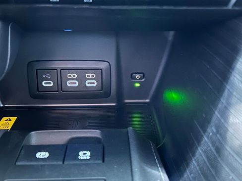 Used 2024 Toyota Venza LE image 20