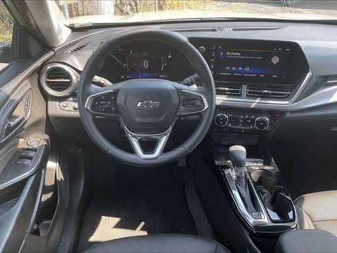 Used 2025 Chevrolet Trax ACTIV w/ Sunroof Package FWD image 5