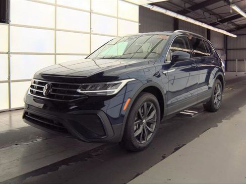 Used 2022 Volkswagen Tiguan SE AWD/4WD image 2