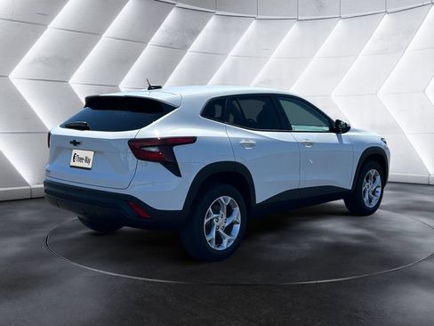 New 2026 Chevrolet Trax LS w/ LS Convenience Package FWD image 5