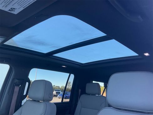 Used 2023 GMC Yukon XL SLT w/ SLT Premium Package image 23