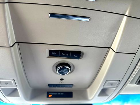 Used 2020 Chevrolet Suburban LT image 31