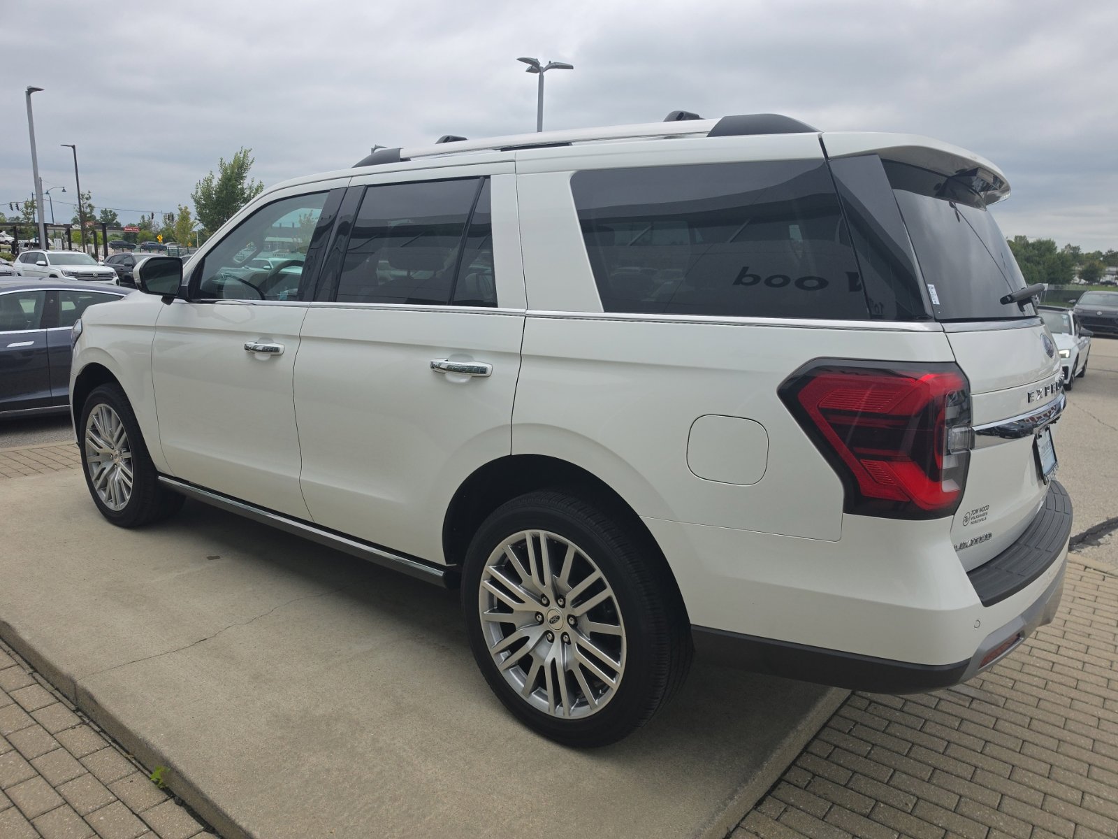 Used 2023 Ford Expedition Limited AWD/4WD image 5