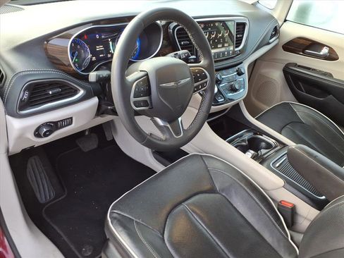 Used 2023 Chrysler Pacifica Limited image 6