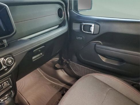 Used 2025 Jeep Wrangler Unlimited Rubicon w/ Technology Group image 20