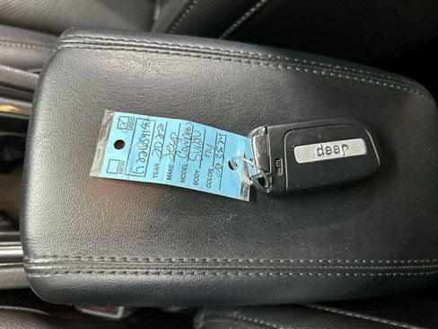 Used 2022 Jeep Compass Latitude w/ Sun and Sound Group AWD/4WD image 12