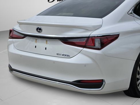 Used 2019 Lexus ES 300h w/ Accessory Package 2 FWD image 44