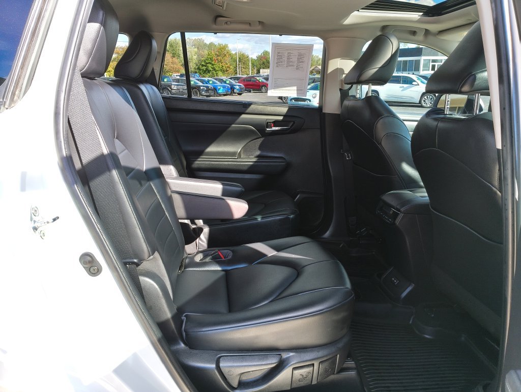 Used 2022 Toyota Highlander XLE AWD/4WD image 22