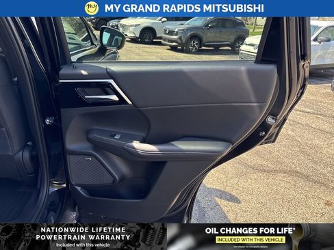 New 2026 Mitsubishi Outlander SE image 14