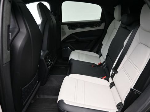 Certified 2025 Porsche Cayenne Turbo AWD/4WD image 7
