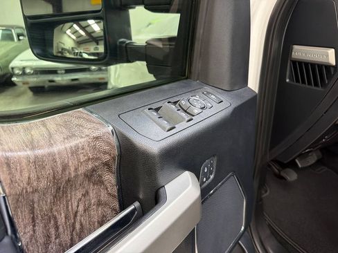 Used 2017 Ford F250 Lariat w/ Lariat Value Package AWD/4WD image 29