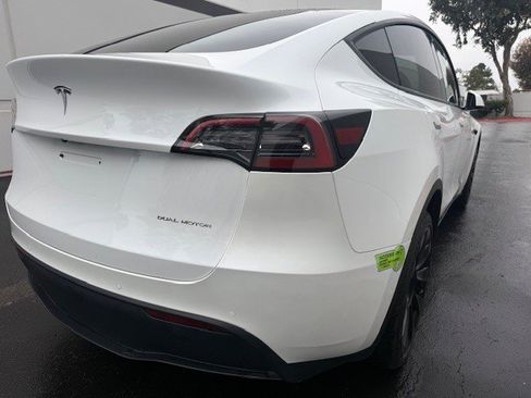 Used 2022 Tesla Model Y Long Range image 8