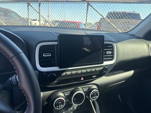 Used 2024 Hyundai Venue Limited image 10
