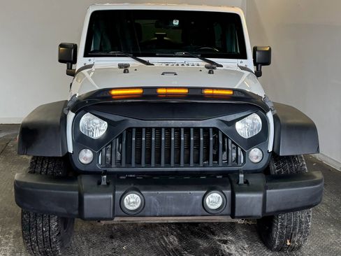 Used 2015 Jeep Wrangler Unlimited Rubicon image 3