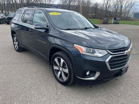 Used 2018 Chevrolet Traverse LT image 2