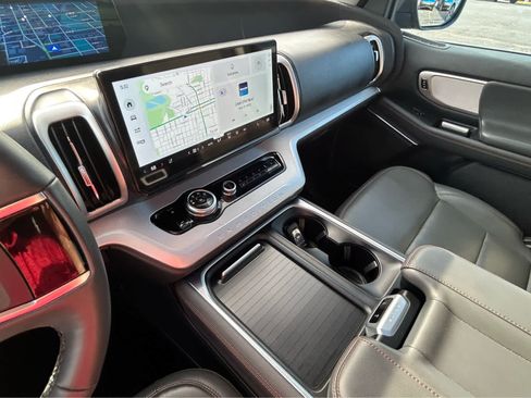 Used 2025 Ford Expedition Active AWD/4WD image 33
