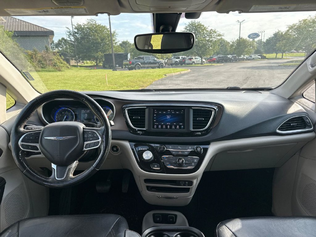 Used 2019 Chrysler Pacifica Touring-L FWD image 4