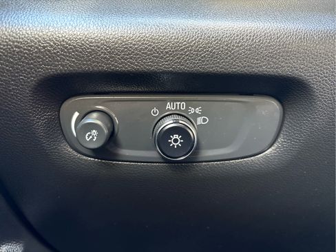 Used 2023 Chevrolet Traverse RS image 32