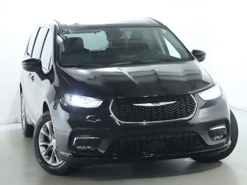 Used 2023 Chrysler Pacifica Touring-L image 2