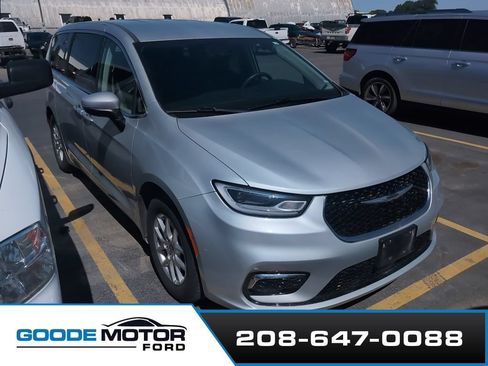 Used 2023 Chrysler Pacifica Touring-L FWD image 2