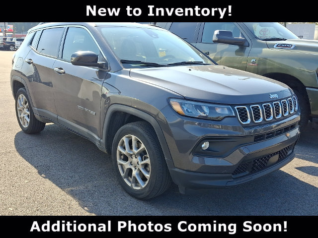 Used 2024 Jeep Compass Latitude AWD/4WD image 1
