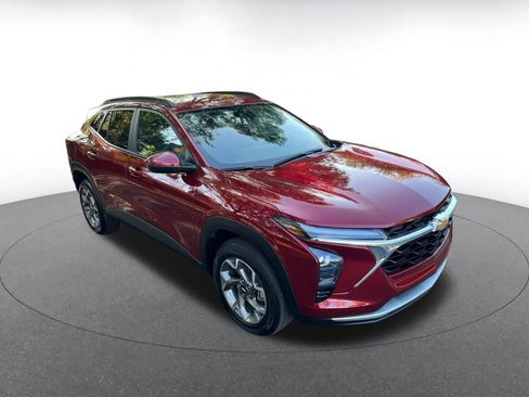 Used 2025 Chevrolet Trax LT image 1