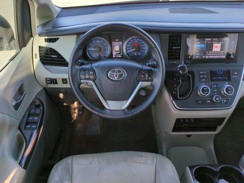Used 2017 Toyota Sienna XLE FWD image 16