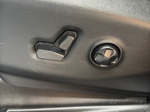 Used 2025 Chrysler Pacifica Limited FWD image 19