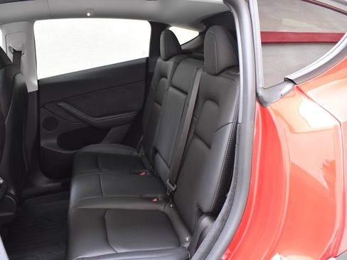 Used 2022 Tesla Model Y Long Range image 23