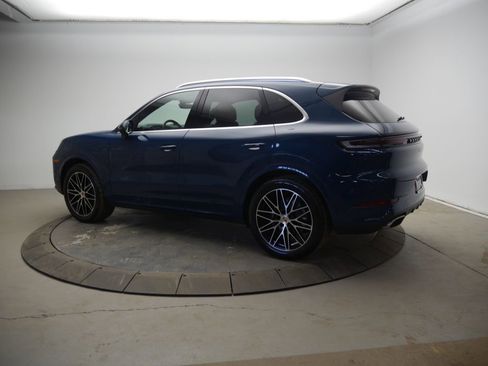 Certified 2025 Porsche Cayenne AWD/4WD image 3